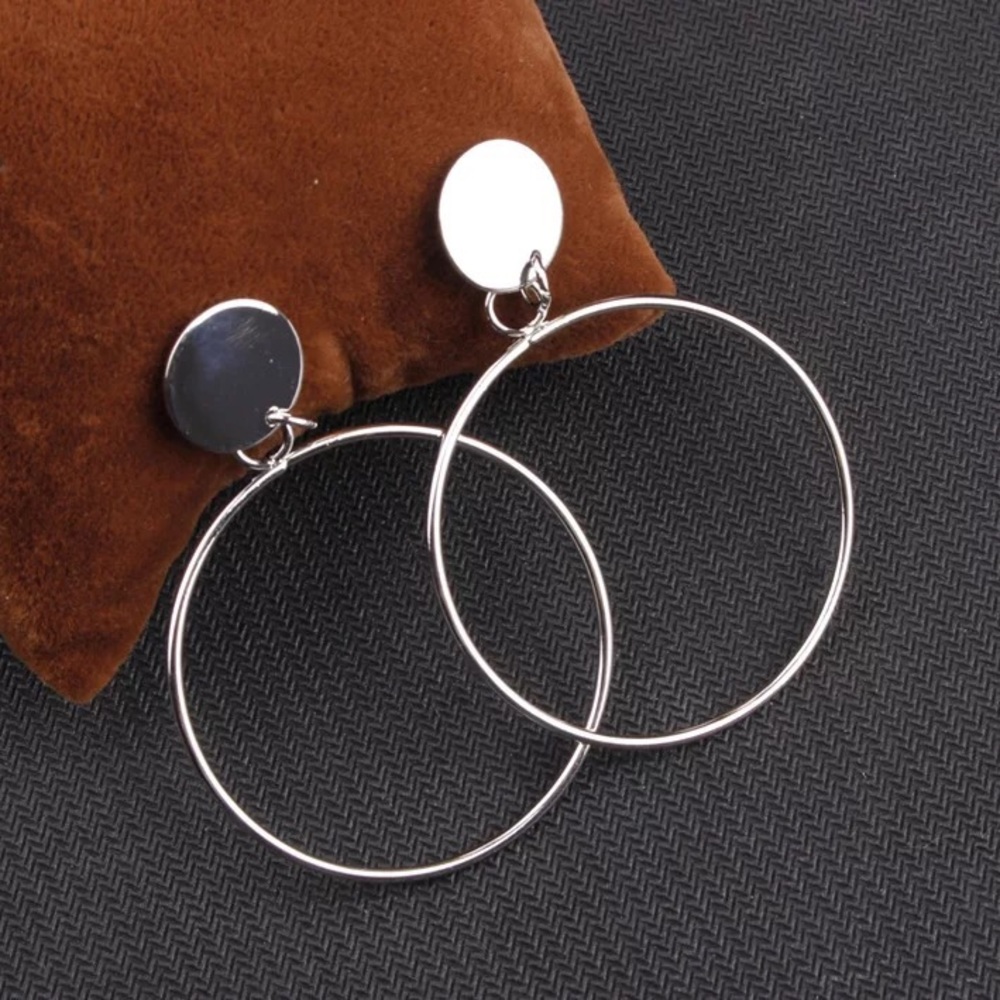 A pair of earring in Golden color - Picture 4 of 4